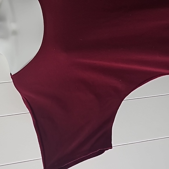 Maroon top - Picture 3 of 4